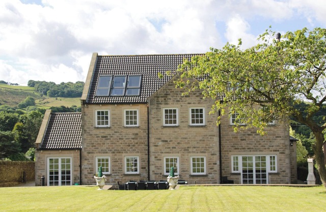 HARTCLIFFE VIEW, pet friendly, with hot tub in Millhouse Green