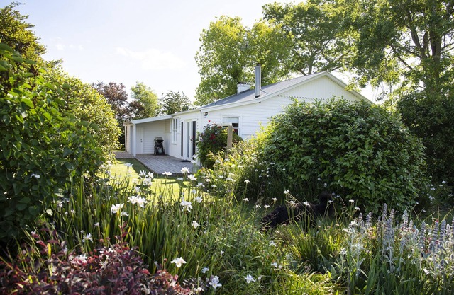 Harvest House @ Harvest Farm - Idyllic cottage surrounded with mountain views.