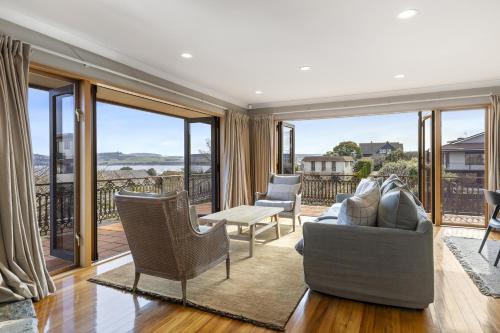 Harvey Lake House - stylish comfort with outdoor deck and lake views