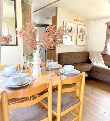 Harwich - Caravan - Sleeps 10 - Garden - Pool