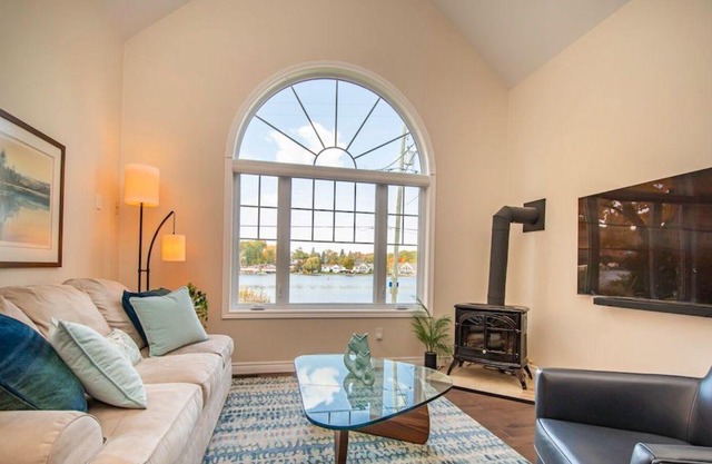 Hastings Haven-Spacious house, waterfront view, public beach, hot tub, & kayaks!
