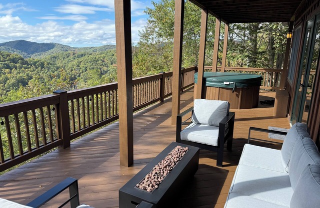 Hatley Hideaway - Sunset views w/Hot Tub + Fire Pit