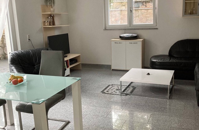 Haus-Meta, bright basement apartment with patio and terrace, child-friendly