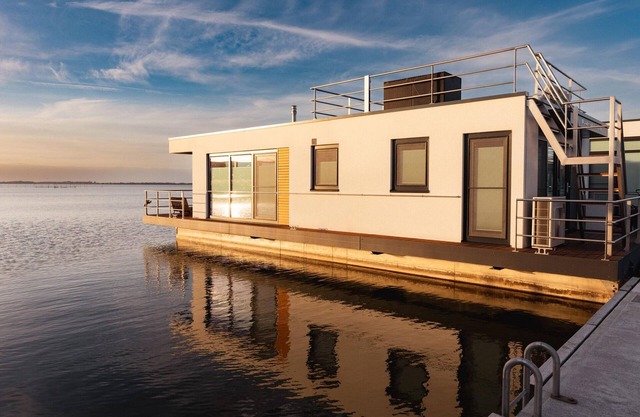 Hausboot Floating House in Ribnitz-Damgarten
