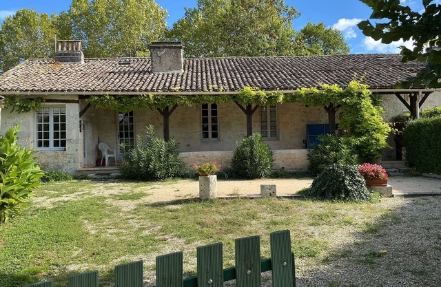 Haven of peace: 8-person gîte with swimming pool in Boisse