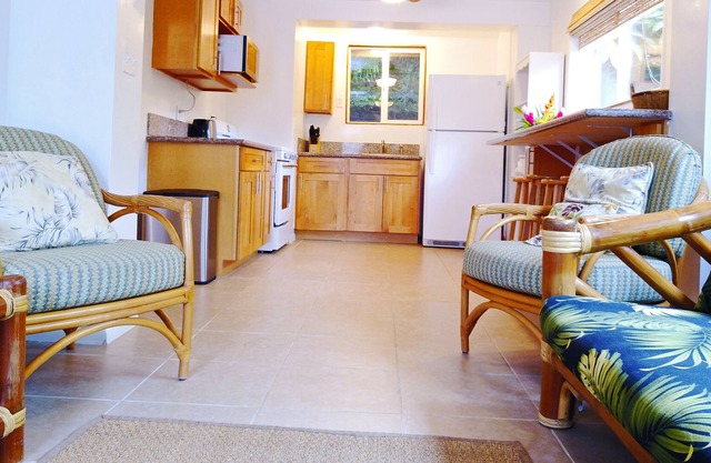Hawaiian Cottage-Seconds away from beach access- A/C Near North Shore Oahu