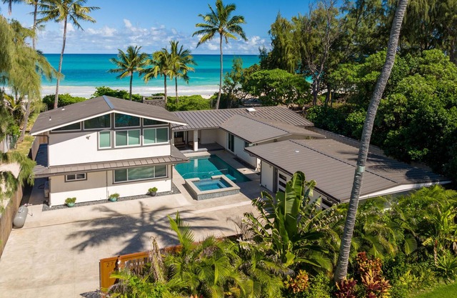 Hawaiian Dream - Beachfront /Oceanfront paradise. by RedAwning