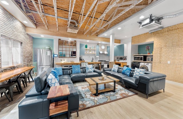 Hawaiian Loft w/Vinyl Player. Speakeasy included