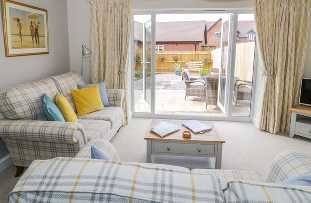 HAWKINS WAY COTTAGE, family friendly in Newbold On Stour