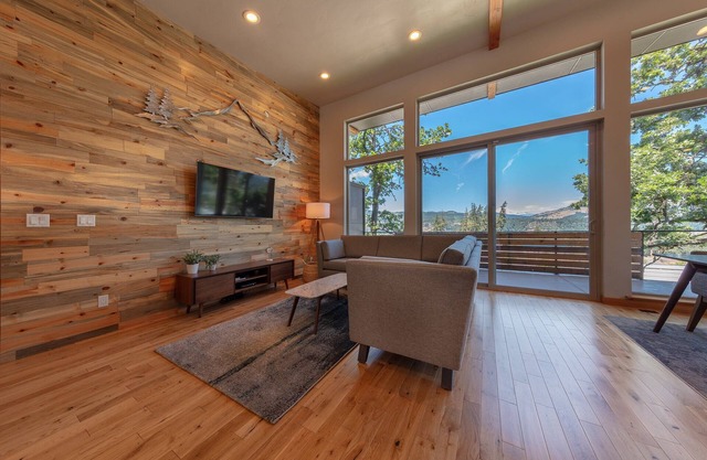 Hawks Landing - New View Townhome. Modern 3 Bedroom with Billiards!