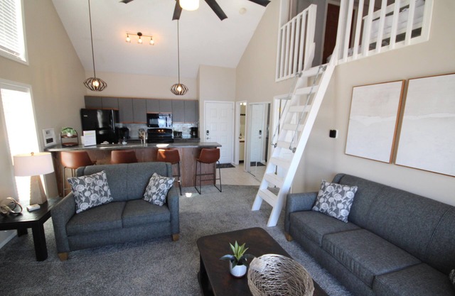 Hawks Nest Condo Best Location! Stunning Lake View King Room -Top Floor Loft