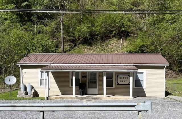 Hawks Nest rentals only 2 miles from Hatfield Mccoy trailhead!