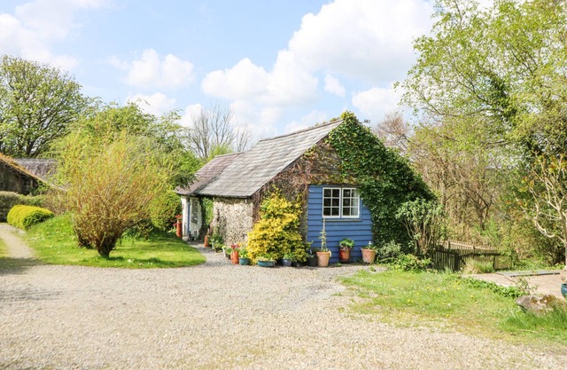 HAWTHORN COTTAGE, character holiday cottage in Drefach Felindre