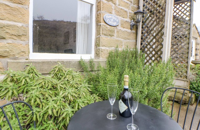 HAWTHORN COTTAGE, romantic, luxury holiday cottage in Eyam