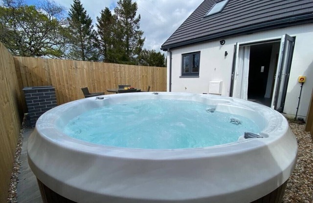 Hawthorn Cottage with private Hot tub