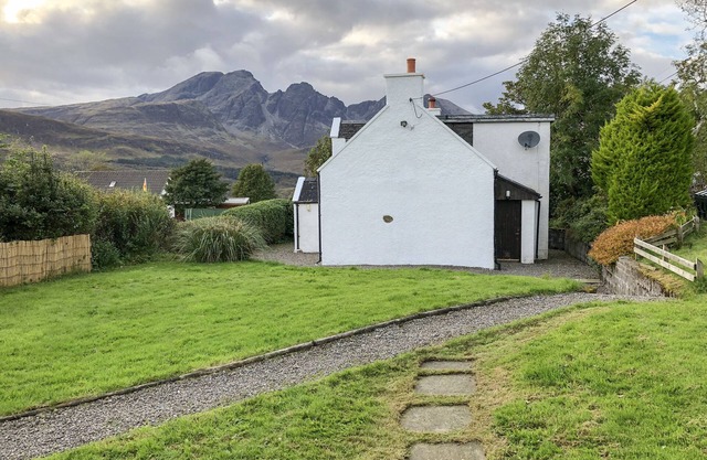 HAWTHORN DENE, pet friendly, country holiday cottage in Broadford