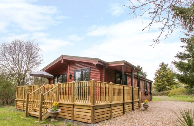 HAWTHORN, pet friendly, character holiday cottage in Garboldisham
