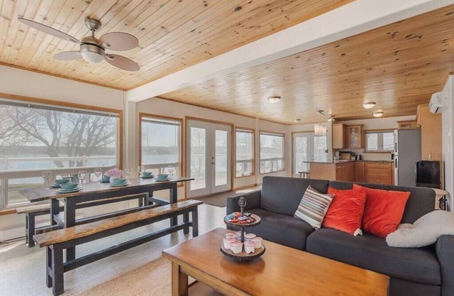Hay Bay waterfront retreat - Sunshine's cottage