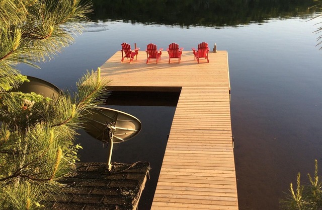 Hay Lakehouse w/hot tub and amazing sunset views!