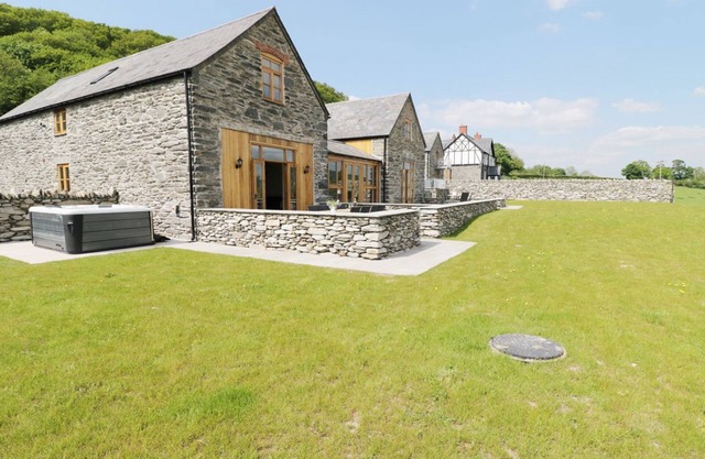 HAY STORE, family friendly, luxury holiday cottage in Corwen