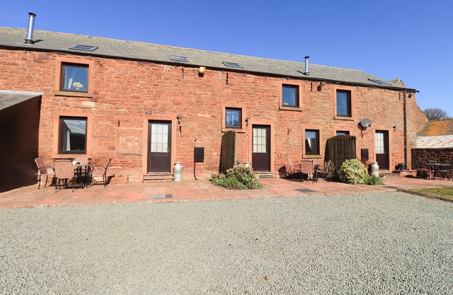 HAYLOFT COTTAGE, family friendly, with open fire in Bolton Low Houses