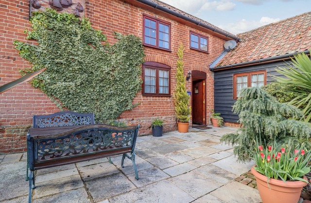 HAYLOFT COTTAGE, pet friendly, with a garden in Little Glemham