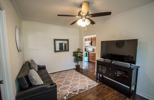 Hays St Cozy Remodeled 2BR/2BA house sleeps 8