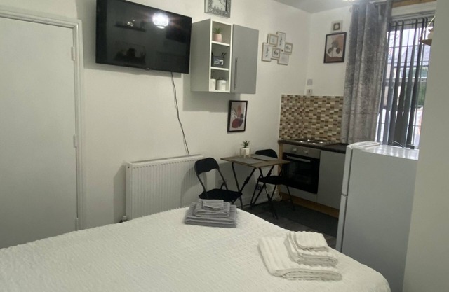 Hayy Stylish Studio Blackhouse