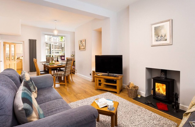HAZEL COTTAGE, family friendly, with open fire in Ambleside