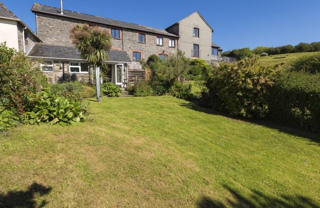 HAZEL COTTAGE, pet friendly, with a garden in Malborough