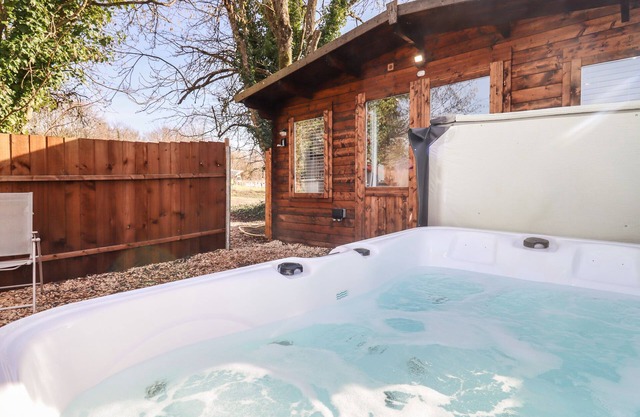 HAZEL, pet friendly, character holiday cottage in Blandford Forum