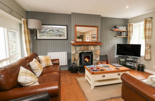 HAZEL, pet friendly, character holiday cottage in Newtonmore