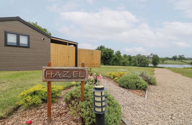 HAZEL, romantic, with hot tub in Donisthorpe