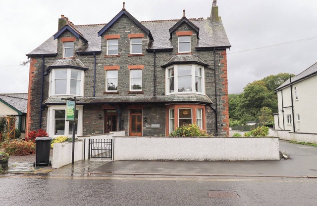 HAZELMERE, pet friendly, character holiday cottage in Keswick