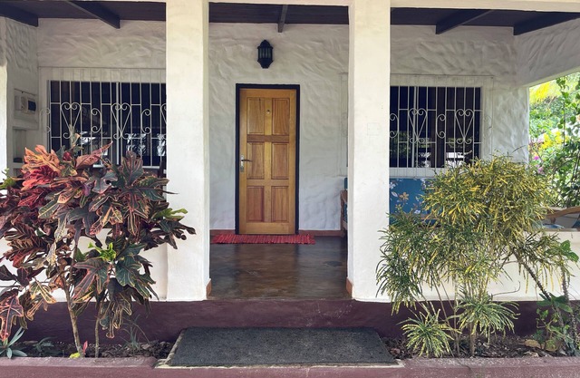 HCS Bungalows, Turtle Bay Rustic Bungalow with garden, Flat #3