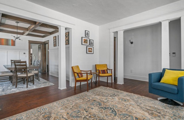 *Heart of Elmwood Village cozy apartment*