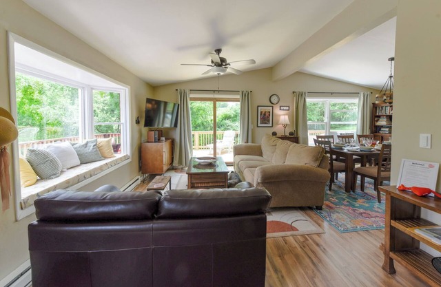 Heart of Hampshire Lodge, Fiber Internet, 4 beds - 2 Kings, 2 kitchens, 3 baths