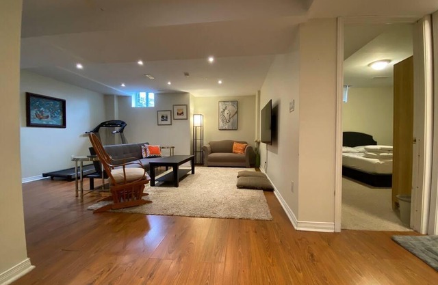 Heart of Mississauga Cozy and Bright close to transit and highways