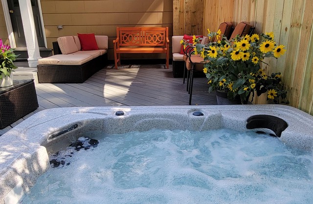 Heart of Royal Oak - Entire house w hot tub!