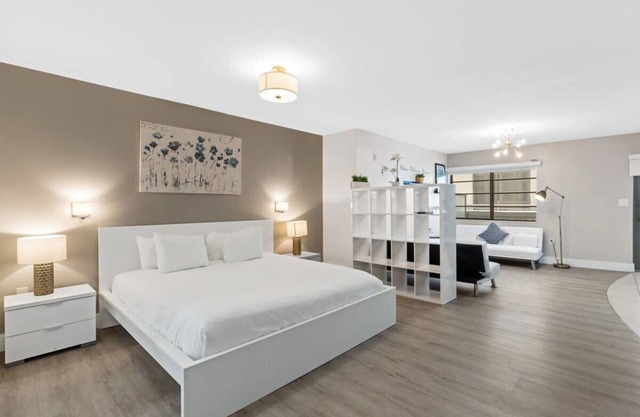 Heart of South Beach Studio, Roof Top Pool,Balcony