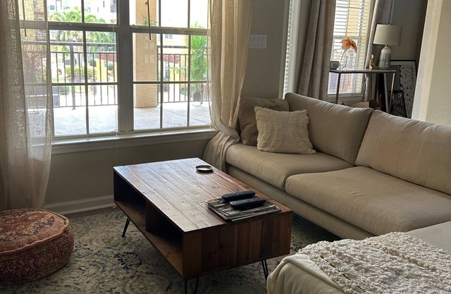 Heart of South Tampa Townhome Style Living - HUGE Private Outdoor Space!