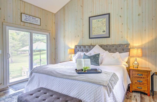 Heart of the Hocking Hills centrally located to hiking trails, lake and shopping