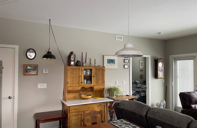 Heart of Vernon. One Bedroom Apartment, double bed. Pet Friendly