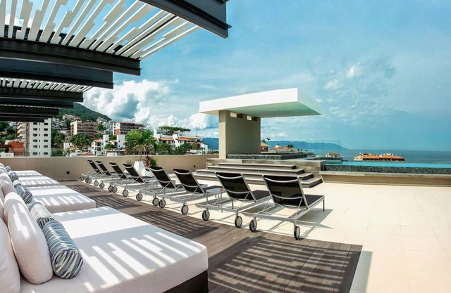 Heart of Zona Romantica, Loft268, Ocean Facing Balcony, Large Rooftop Pool/Spa