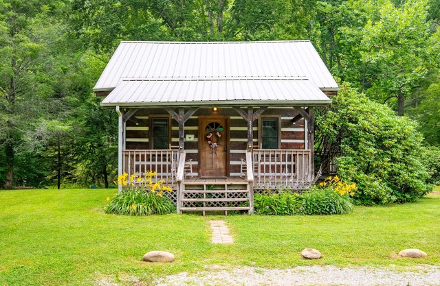 Hearts Bursting with Love Romantic Creekside Retreat!