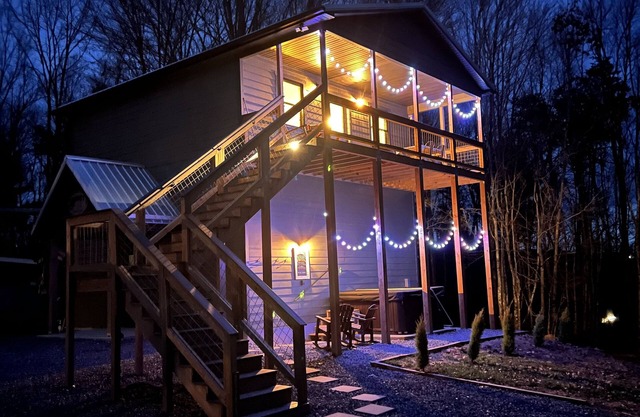 Heartwood♥ Cabin loft w/private HotTub, Hiking, Fishing, & Ziplines on 66 acres!