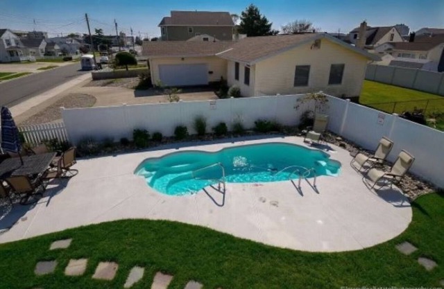 HEATED IN-GROUND POOL, 7 LARGE BEDROOMS, WALK TO BEACH, 5 MILES TO AC