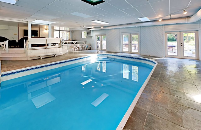 Heated Indoor Pool, Fast Wifi, 5 Acres of Fenced Privacy