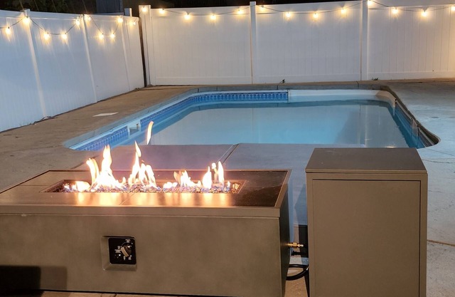 heated pool, hot tub1 blk to beach park 10 cars, linens badges ,bikes sleeps 16