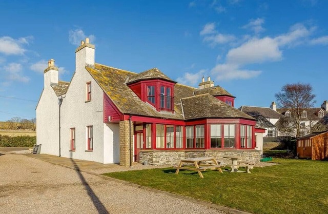 Heated pool, 6 beds/4 baths - Sleeps up to 14 - stunning views in the Highlands
